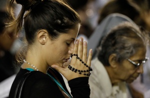 Woman prays as pope leads vigil to pray for peace in Syria