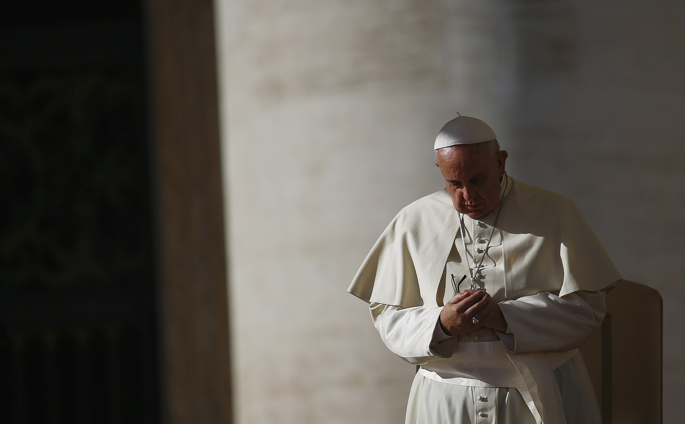 Текста папы римского. Папа Франциск. Франческо папа Римский. Папа Франциск молится. Пастор Франциск.